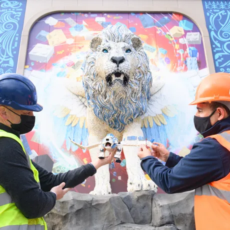Adding finishing touches to Maximus the Sky Lion LEGO Model in LEGO MYTHICA at the LEGOLAND Windsor Resort